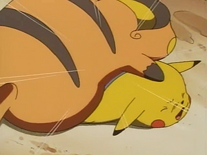 Raichu del Teniente Surge usando Golpe de Cuerpo/Golpe Cuerpo.