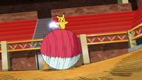 Pikachu corriendo sobre Electrode en el episodio