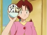 Delia sujetando el despertador de Ash, en cuyo interior un Pidgey avisa de que ya son las 23:00.