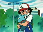 EP119 Ash cogiendo a Totodile.png