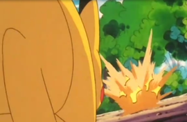 ...e impacta contra el Equipo Rocket/Team Rocket (anime).