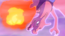 Charizard usando puño fuego.