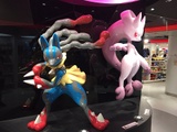 Estatua de Mega-Lucario y Mega-Mewtwo Y
