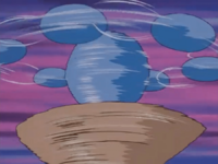 Hitmontop usando patada giro.