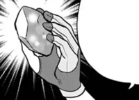 Violet Lang con una piedra agua en la saga Scarlet y Violet.