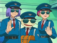 El Equipo/Team Rocket disfrazados de policías con el cofre.