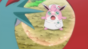 Wigglytuff usando pulso cura sobre un Salamence.