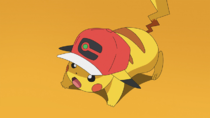 Pikachu con la gorra de Ash en la Serie Viajes Pokémon.
