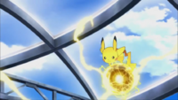 Pikachu de Ash usando bola voltio/electrobola en la P16.