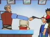 Kaiser apuntandole a Ash con una pistola (Motivo de la censura de capitulo).