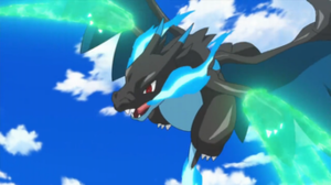 Mega-Charizard X de Alain usando Garra Dragón.