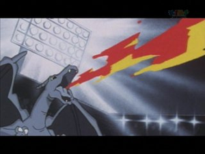 Charizard de la Liga Pokémon usando lanzallamas.