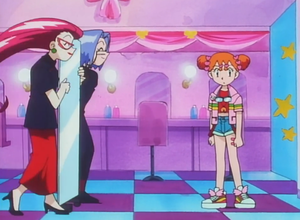 Misty con ropa diferente a la que suele llevar.