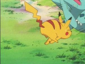 Pikachu de Ash usando Tacleada/Placaje.