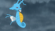 Kingdra de Levi activando nado rápido bajo la lluvia para volverse más rápido.