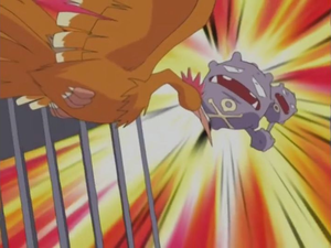 Fearow golpeando a Weezing.
