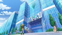 Friede a punto de entrar en el edificio.