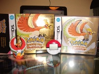 Caja de Pokémon HeartGold en español con el Pokéwalker y una figurita promocional.