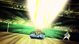 Venusaur de Kukui usando Rayo Solar.