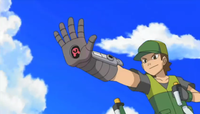 Un Pokémon Napper usando un guante de control en el anime.