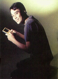 Satoshi Tajiri jugando con una Game Boy.