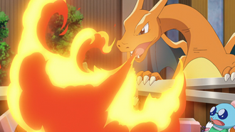 Charizard de Ash usando lanzallamas.