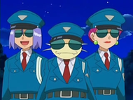 El Equipo/Team Rocket disfrazados de policías.