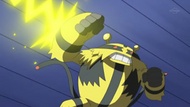Electivire bloqueando el rayo de Pikachu, y a la vez absorbiéndolo para usar su habilidad.