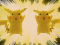 Sparky y el Pikachu de Ash usando rayo.