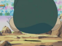 Snorlax usando golpe cuerpo.