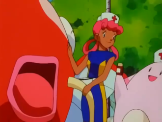 Chansey entregando un bote de Calcio a la enfermera Joy