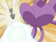 Aipom de Ash usando Golpe Centrado/Puño Certero