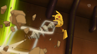 ...para salir del suelo por sorpresa y golpear al Pikachu de Ash.