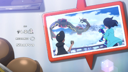 Foto del Rayquaza Negro llevando a los Tacleada de Voltionautas/Aeronautas del Placaje Eléctrico del Placaje Eléctrico en dirección a Laqua mostrada en el EP1320.