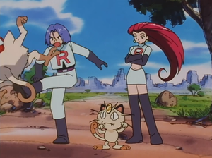 James dando una patada a Mankey.