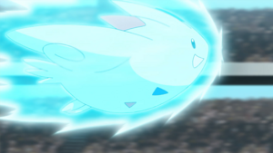 Togekiss de Cynthia/Cintia usando Ataque Celestial/Ataque Aéreo.