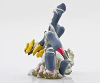 Figura de Giratina de Pokémon Trading Figure Game desde la parte izquierda.