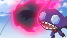 Sableye de Ult usando golpe mordaza.