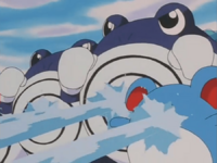 Poliwhirl y Marill usando pistola agua.