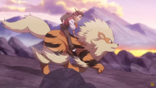 Xiao Liang montando a Arcanine a toda velocidad.