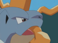 Blastoise usando mordisco.