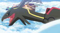 Rayquaza viajando junto con la Tacleada de Voltionautas/los Aeronautas del Placaje Eléctrico.