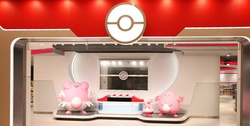 Entrada del Pokémon Center Mega Tokyo con diseño de un Centro Pokémon
