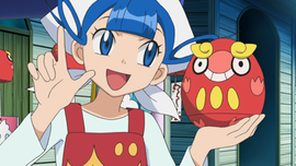 Malin con un muñeco de Darumaka en la P15.