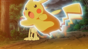 Pikachu de Ash usando ataque rápido.