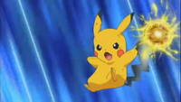 Pikachu combinando cola de hierro/férrea y electrobola/bola voltio