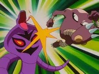 Hitmonlee de Tsuyoshi usando patada giro/patada rodante.
