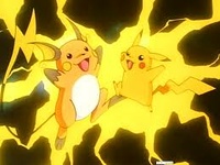 Pikachu de Ash y Raichu de Katrina usando impactrueno.
