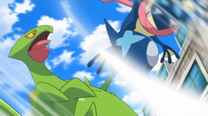 Greninja de Ash usando As Aéreo/Golpe Aéreo.