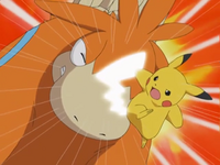 La cola férrea de Pikachu provocó el enojo en Camerupt.